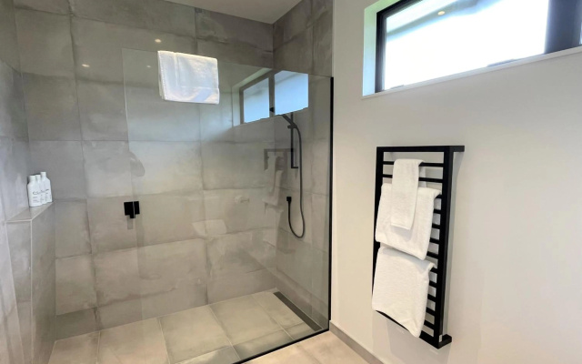 Luxurious Lake and Alpine Views – Guest Rooms – Wanaka
