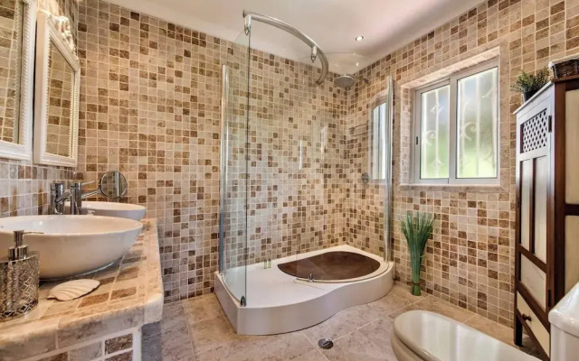 4 Bedrooms Private Pool Close To All Amenities