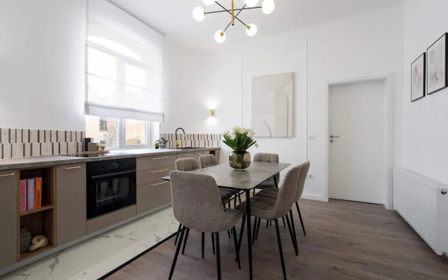 Gorgeous 2BR Condos Steps from Old Town