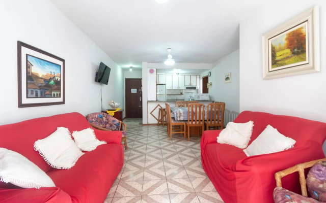Apartamento a 150 metros da Praia de Mariscal.