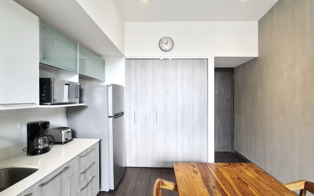 BEE Suites Santa Ana