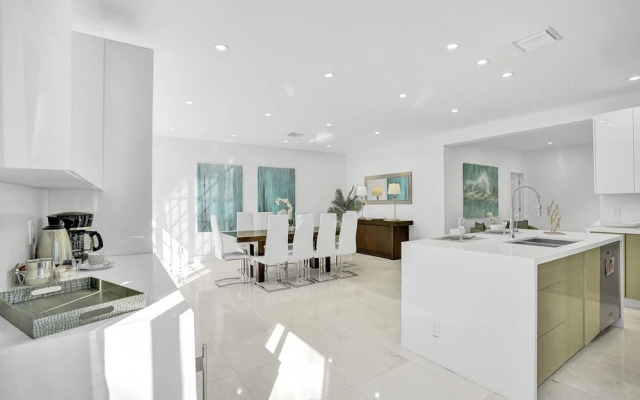 4BR Hollywood Beach Home with Pool