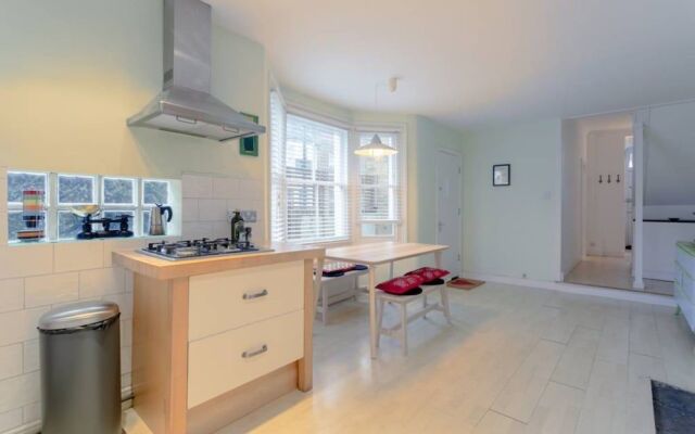 2 Bedroom House in Kensal Green