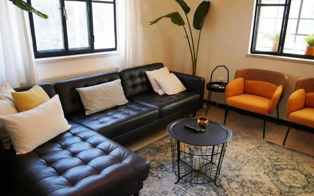 Inspiring 3Bed Unit with Sunny Balcony & Fireplace