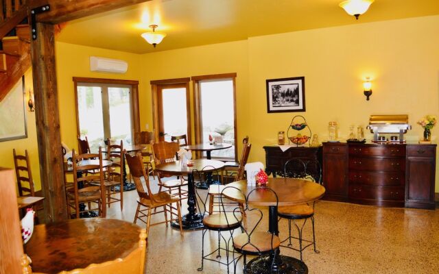 Glacier Guides Lodge