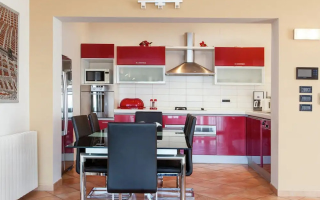 Modern Apartment in Podstrana with Hot Tub