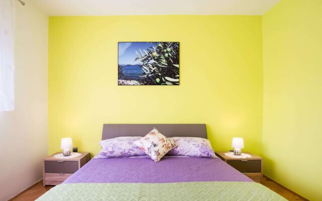 Delightful Apartment in Vir With Garden