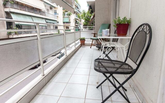 Beautiful Retro Apt in Koukaki