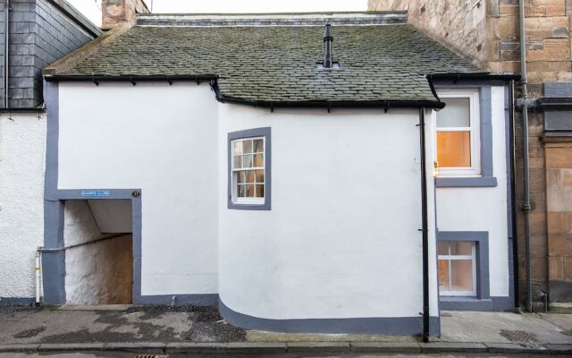 Captains Lookout - Cosy House With Sea Views