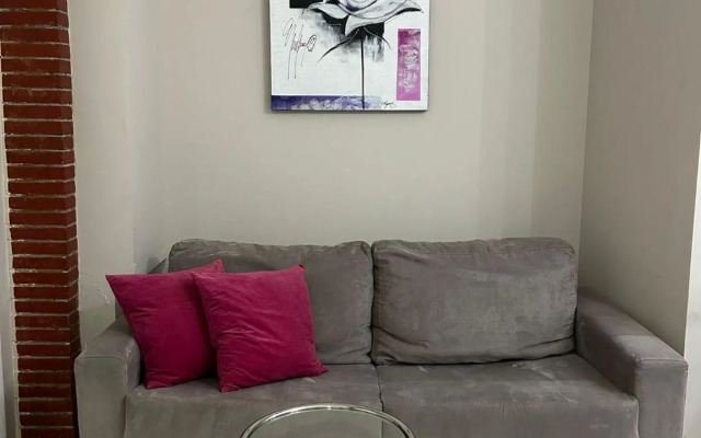 Las Columnas De Adriano. Calle Mármoles, 5