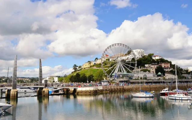 Sandybanks Loft - Penthouse Seaview Apartment on Promenade, Torquay