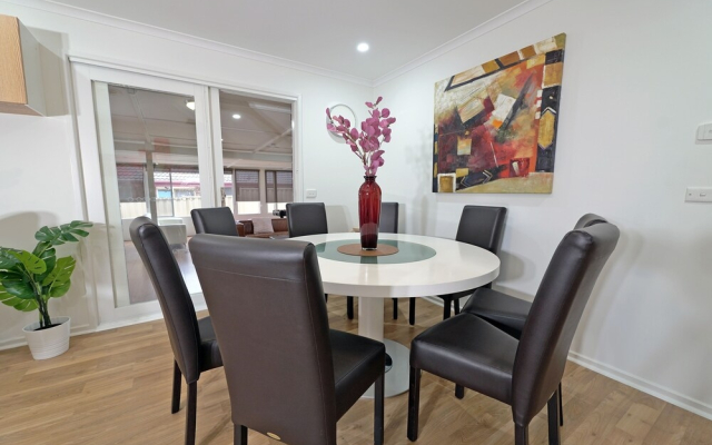 Hampton Park 4BDM Holiday Home Dandenong