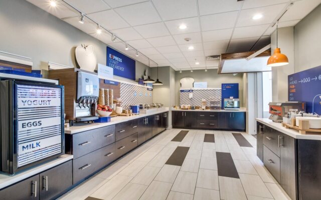 Holiday Inn Express & Suites Denton South by IHG