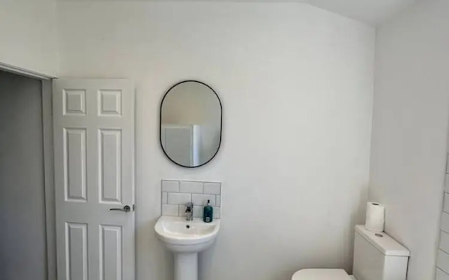 Three Bedroom Home Manchester sleeps 9