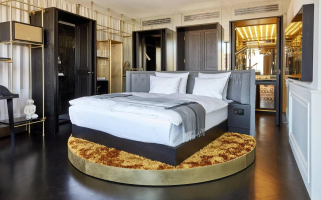 Roomers Munich, Autograph Collection