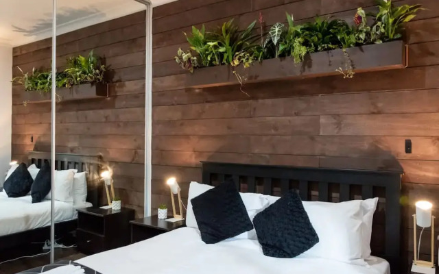Modern 1 Bedroom Apartment With Spacious Courtyard in CBD
