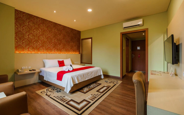 RedDoorz Plus near Dunia Fantasi Ancol
