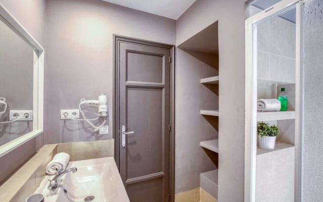 Lovely & Spacious 4 Bed, Sleeps 8 in BCN Center