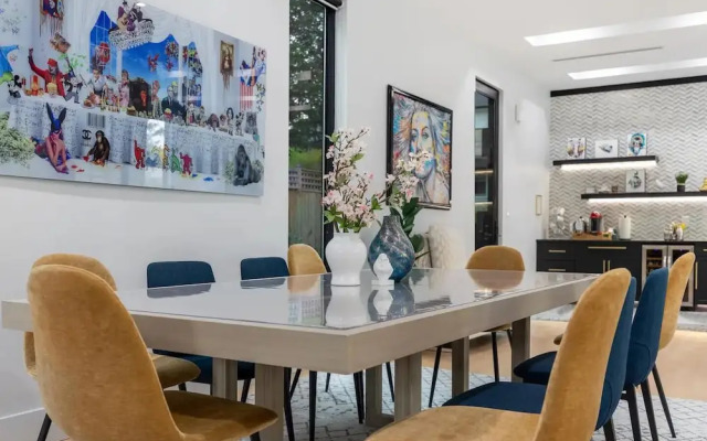 Luxury Clarendon 4-BR Homestay - McVeigh