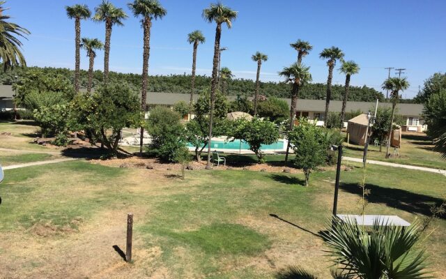 99 Palms Inn & Suites