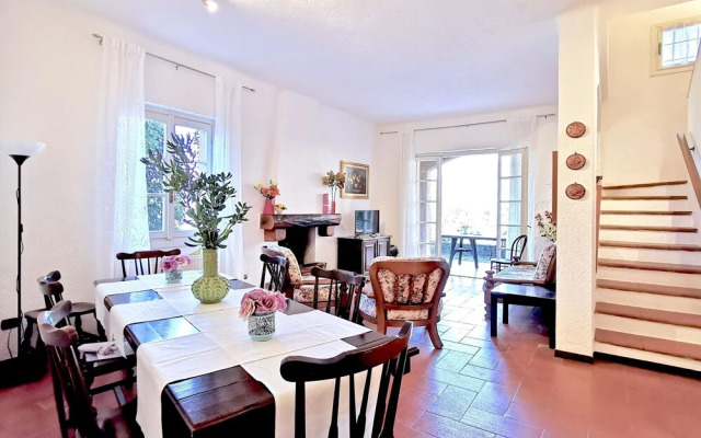 Spacious and Neat Linked House at the Como Lake