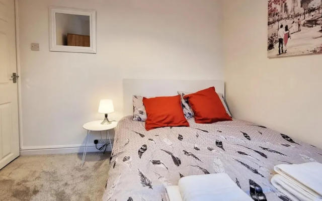 Modern 3-bed House Garden With Parking