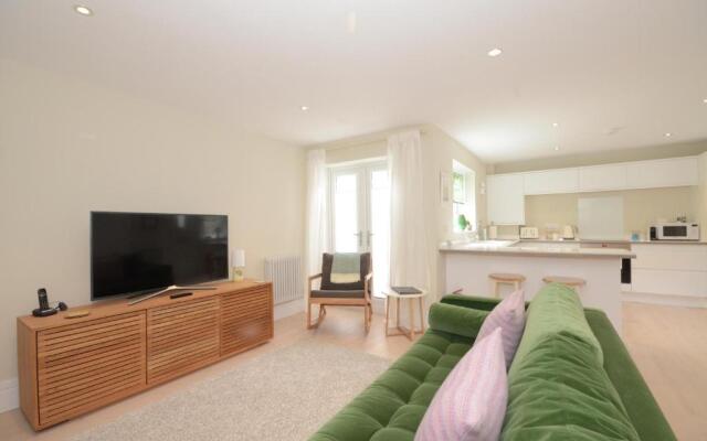 The Mews - 2 Bedroom Luxury, Spacious House With Free Parking