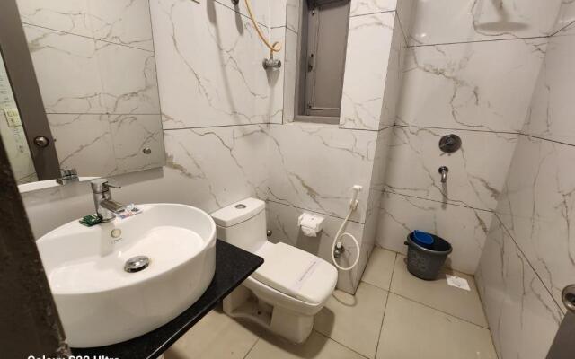 Square 9 Inn - Near Fortis & Huda City Centre