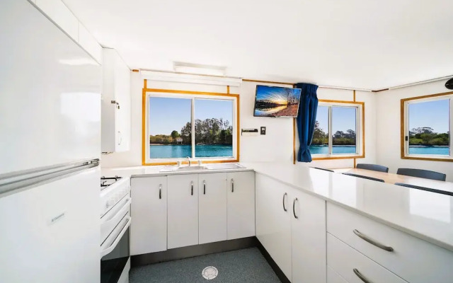 Coomera Houseboat Holidays