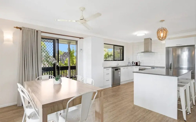 Spacious 3-bed Home With Large Balcony