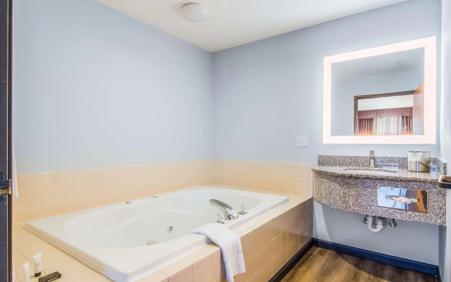 Red Lion Inn & Suites Des Moines
