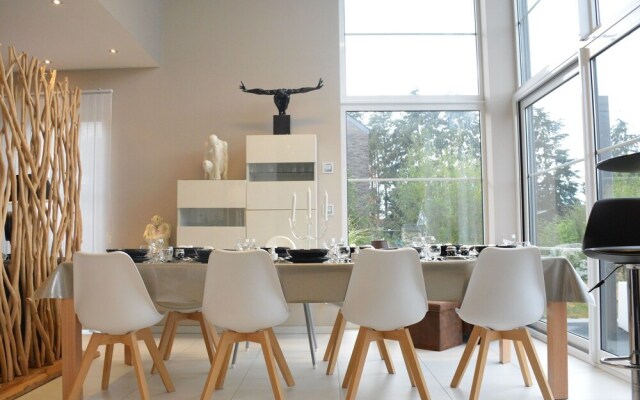 Luxurious Villa in Beauraing with Garden
