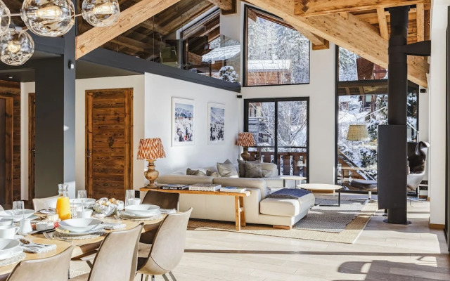 Chalet Black Squirrel Luxury Retreat With hot tub Sauna