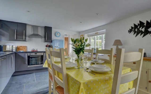 Comfortable Holiday Home in Croyde with Hot Tub