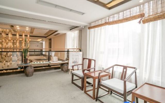 Linran Spring Holiday Hotel near The PandaVally