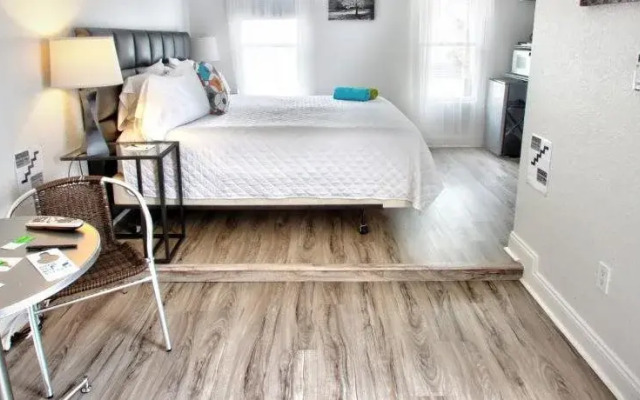Las Olas Guesthouse @ 15th Avenue