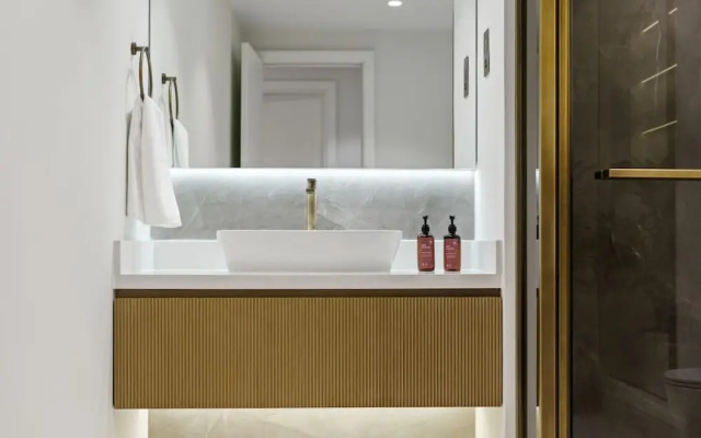 Waterfront 3BR Apt Direct Access to Nakheel Mall