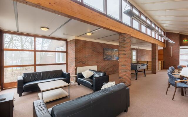 Well Furnished Home for Groups with Fireplace near Water