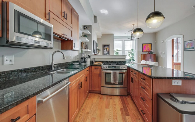 Vibrant Downtown Cincinnati Townhome w/ Sauna!