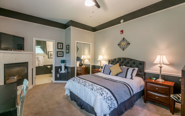 Eight Gables Inn