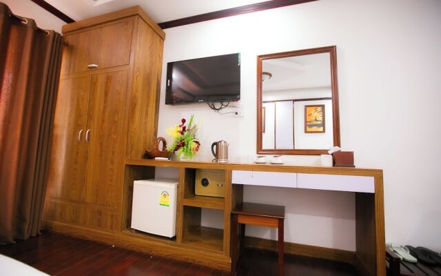 Ruby Riverside Hotel & Hostel