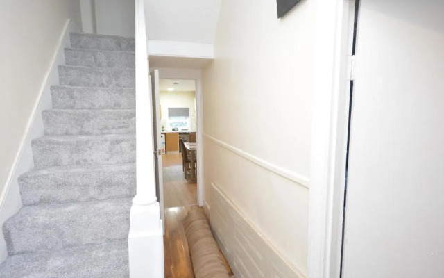 Cheerful 4 bedroom House in greater London