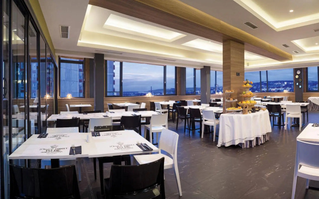 Отель Radisson RED Belgrade