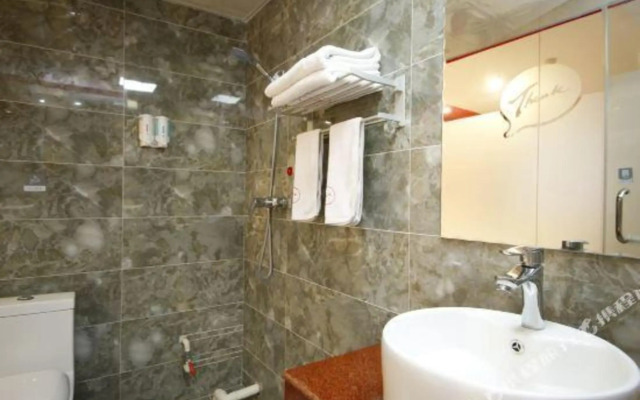 Rujia Huayi Select Hotel (Tangshan Railway Station Nanhu Shopping Plaza)