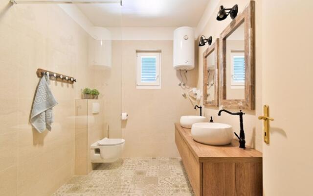 Ani - Family Friendly - A1(7)