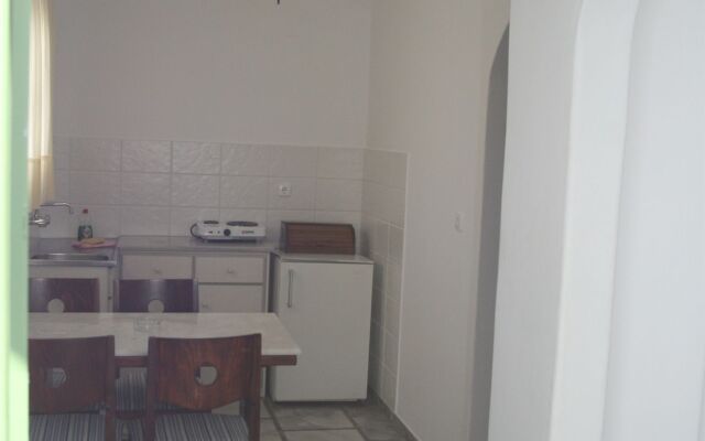Adonis Hotel Studios & Apartments