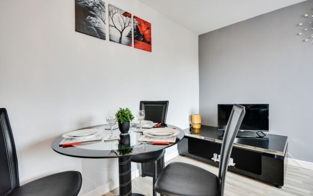 Cosy 2 Bedroom Apartment with Parking