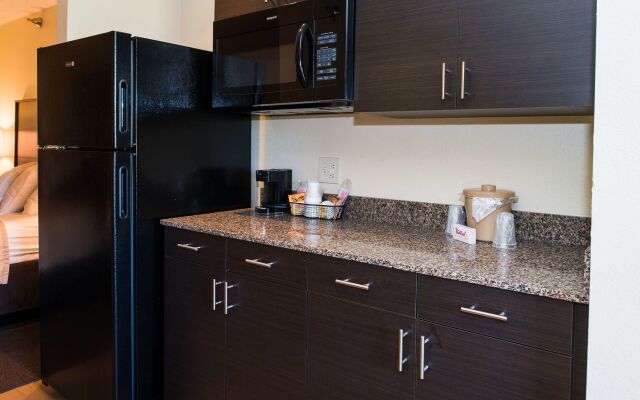 Red Roof Inn & Suites Omaha - Council Bluffs