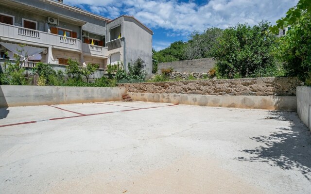 Simplistic Holiday Home in Sumartin near Sea Beach