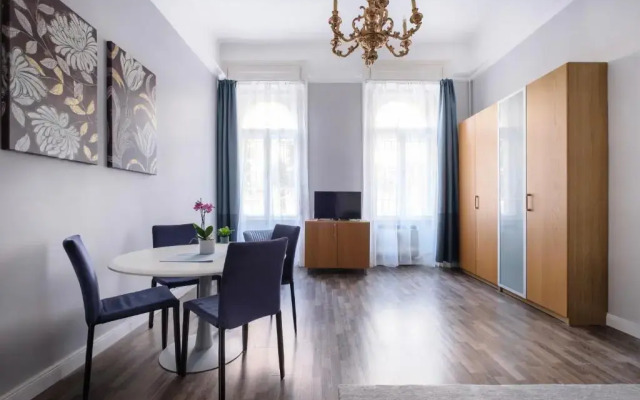 New York Cafe Apt in Center